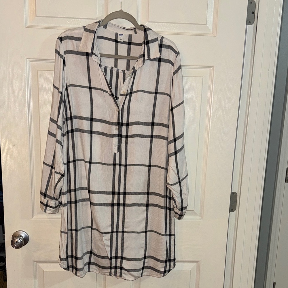 Old Navy Black & White Plaid Roll-Tab Tunic